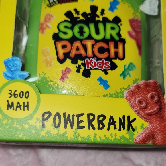 CHARGER GREEN POWERBANK NIB - Picture 2 of 4